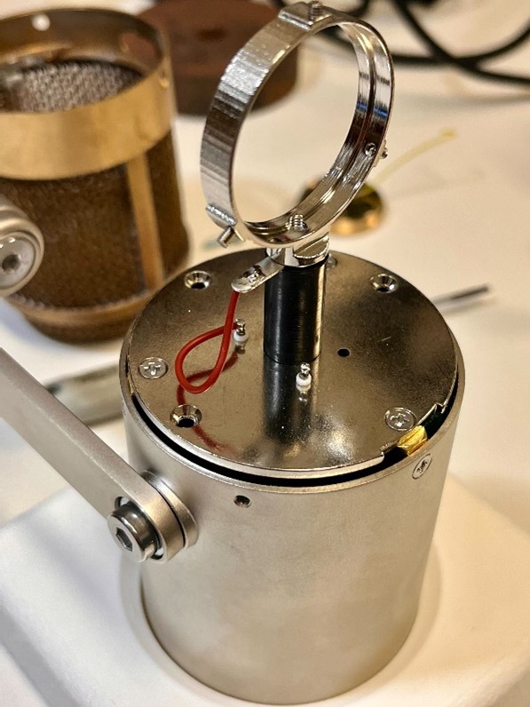 Capsule mounted on the top plate above the D-U47FET body, with the headbasket ring visible.