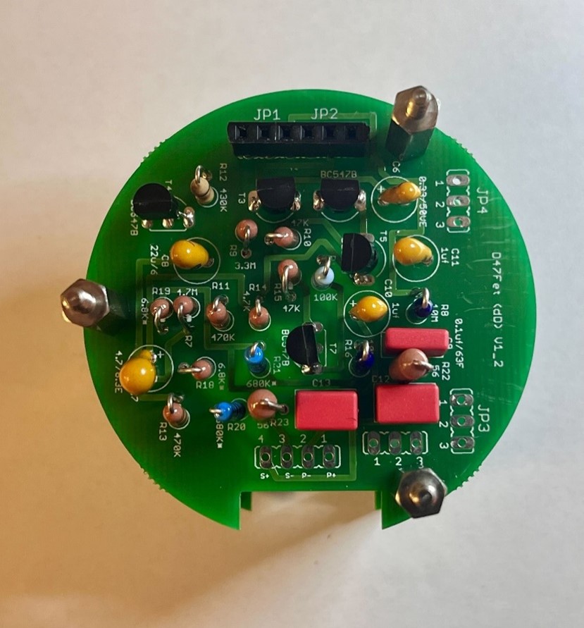 D-47FET Middle PCB fully populated — BC547B/BC557BTF BJTs, film and tantalum capacitors, resistor network, with JP1 header pins facing up.