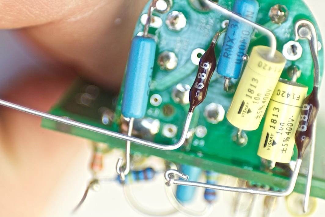 R16 and R15 leads angled to form inter-component connection